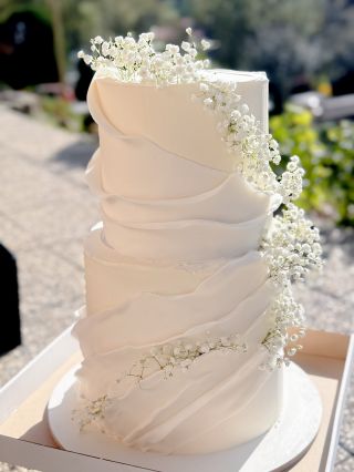 Já jsem si tento víkend napekla asi nejoblíbenější dortík této svatební sezóny! 🥹🤍 Mrzí mě, že nemám lepší fotky, ale o to...