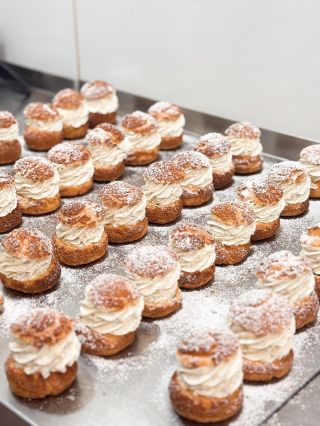 Naše srdcovka, náš Craquelin! 🤍 Krásné ráno z výrobny! Před chvílí vytáhlé z trouby a naplněné, teď už na pultu u holek...